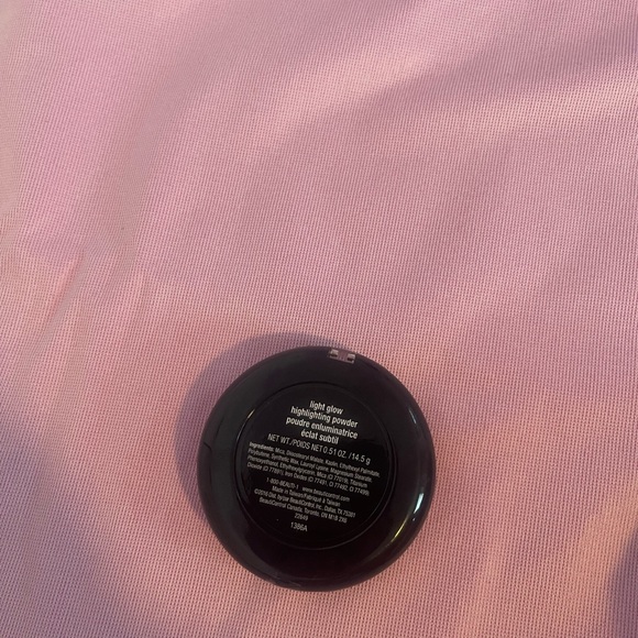 LIGHT GLOW
HIGHLIGHTING POWDER .51 oz./ 14.5 g - Picture 2 of 4